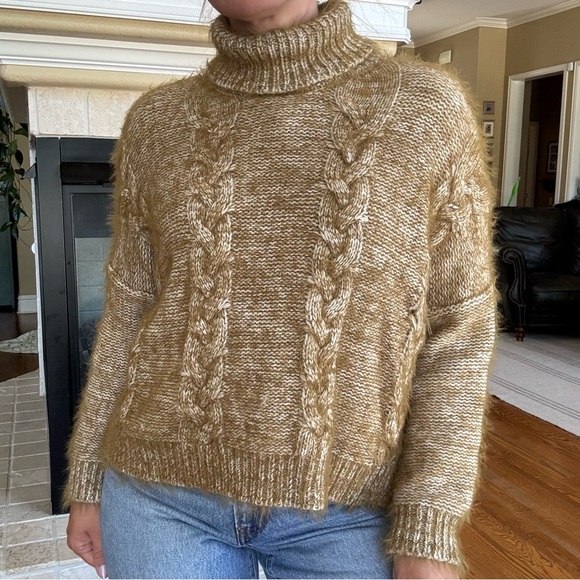Cropped Chunk Cable Knit Mohair Turtleneck Sweater for Fall - Picture 1 of 3